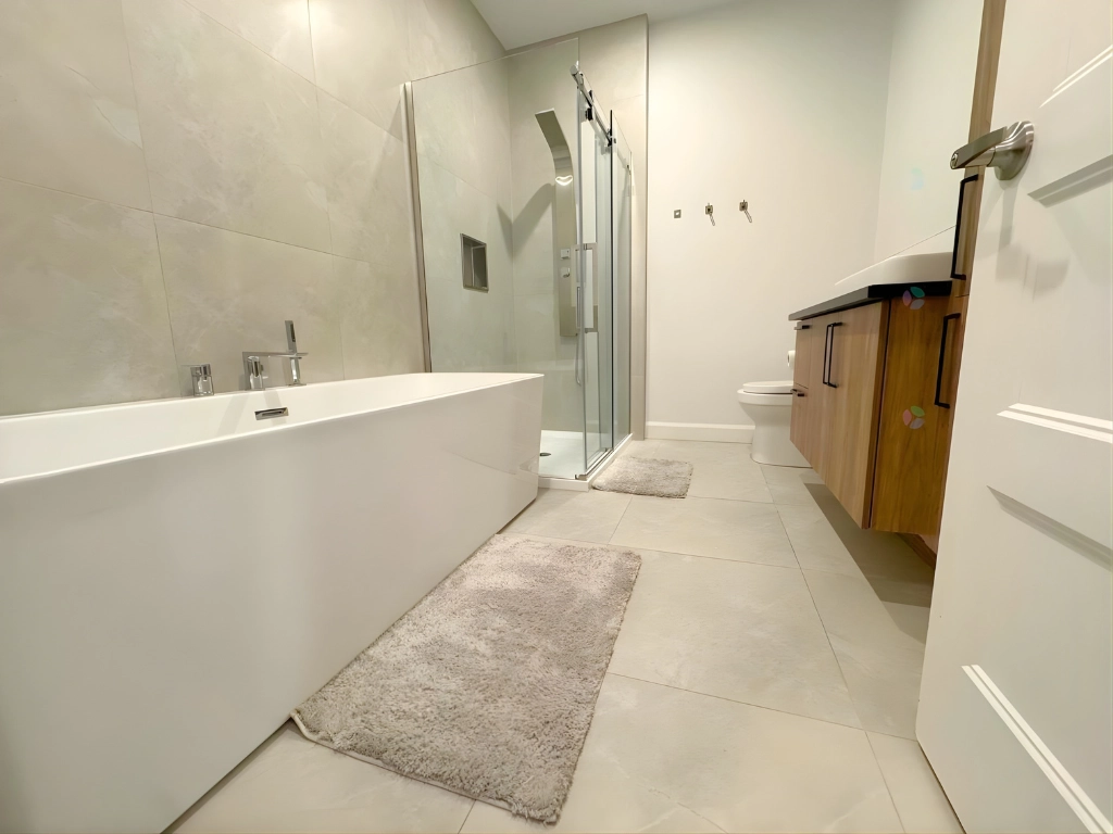 Salle de bain luxueuse avec bain autoportant et douche en verre